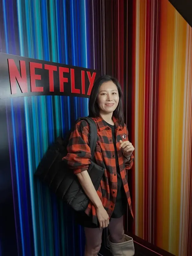 문소리가 넷플릭스 행사에서 레드·블랙 체크 셔츠로 편안하면서도 카리스마 있는 모습을 연출하고 있다. /사진=문소리 인스타그램