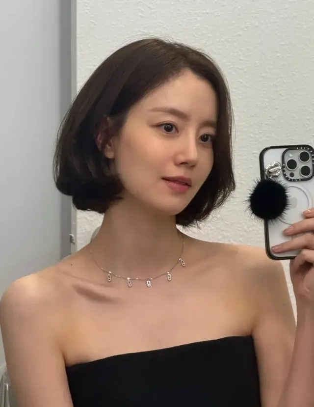 문채원이 거울 셀피를 통해 올블랙 튜브톱과 단정한 단발로 고요한 겨울 무드를 연출한다. /사진=문채원 인스타그램