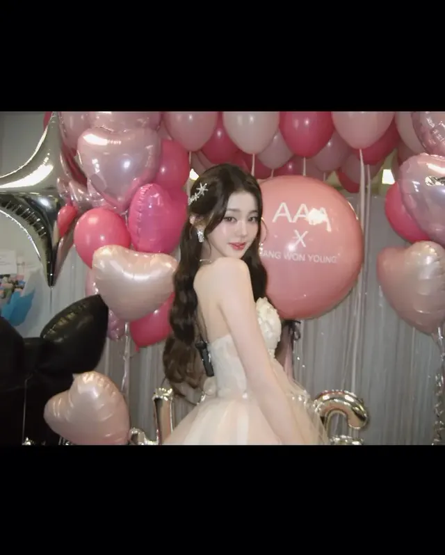 오프숄더 라인과 플라워 비즈 디테일이 돋보이는 드레스로 우아한 공주님 무드를 연출한 장원영. /사진=장원영 인스타그램