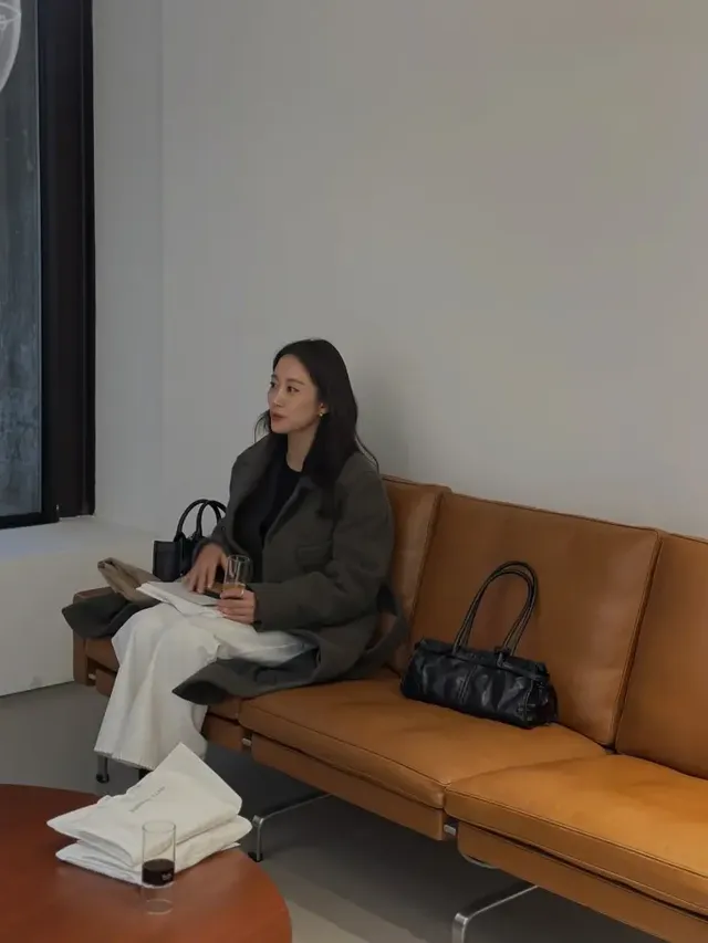 전혜빈이 따스한 실내에서 선보인 뉴트럴 톤의 겨울 코트 스타일링. /사진=전혜빈 인스타그램