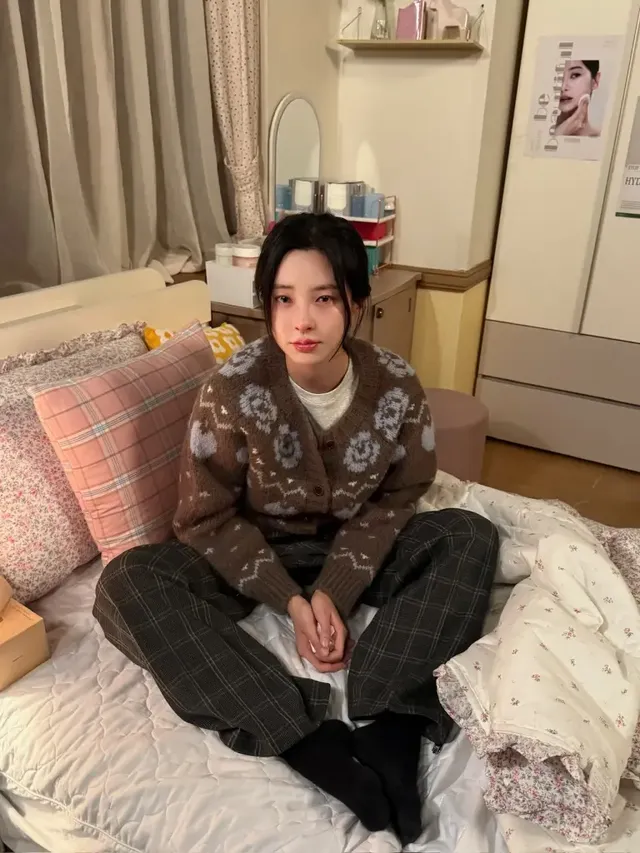 침실에서 배스 로브를 착용한 신수현이 편안하고 자연스러운 일상의 순간을 공유한다. /사진=신수현 인스타그램