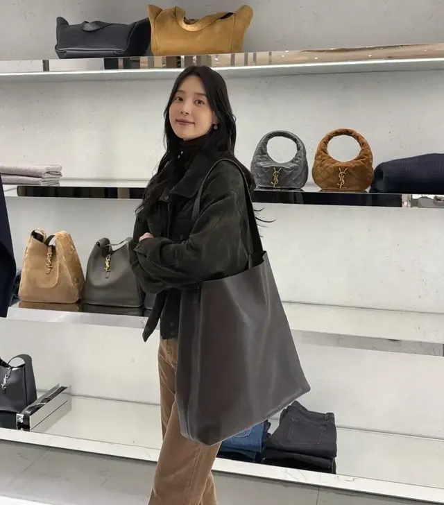 따뜻한 겨울 아우터와 편안한 팬츠로 연출한 한지혜의 실용적이면서도 세련된 매장 방문 스타일. /사진=한지혜 인스타그램