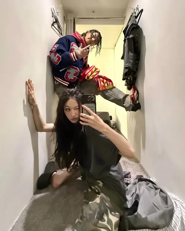 ANNIE가 거울방에서 연출한 스트리트 무드의 카무플라주 팬츠 스타일링은 미니멀한 매력을 보여준다. /사진=올데이프로젝트 인스타그램