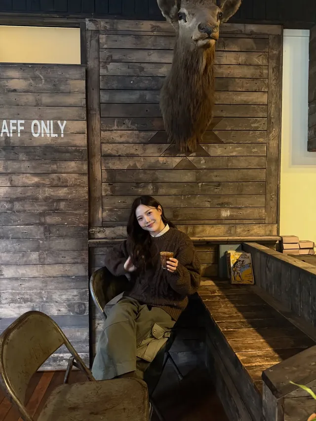 여유로운 와이드 핏 카키 카고 팬츠로 편안하면서도 트렌디한 겨울 스타일을 완성한 효정의 모습이다. /사진=효정 인스타그램