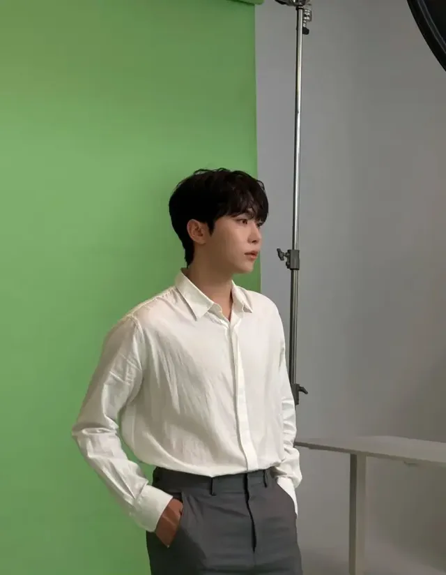 카메라를 응시하는 깊이 있는 눈빛과 프로페셔널한 아우라가 돋보이는 승관의 모습. /사진=승관 인스타그램