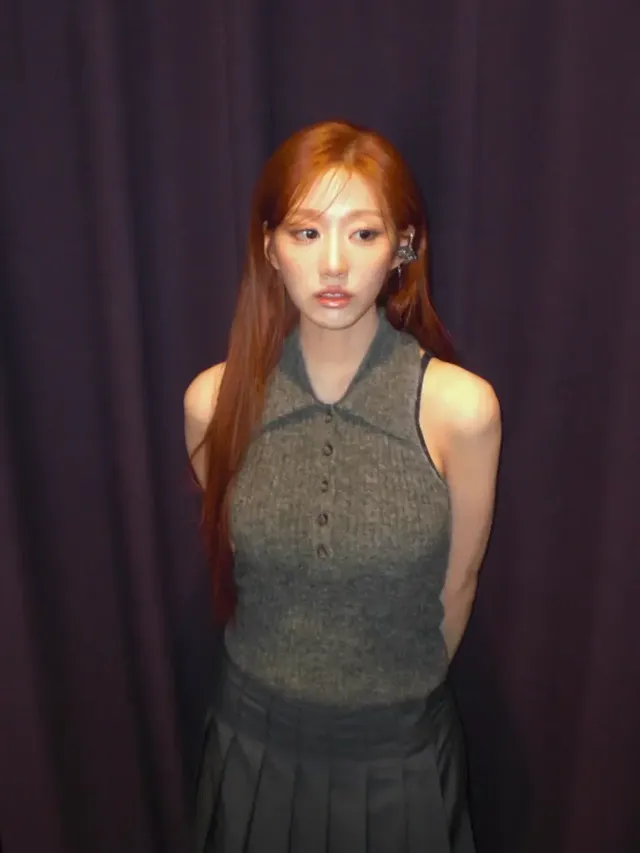 단정한 딥 그레이 니트 톱과 플리츠 스커트로 절제된 겨울 스타일링을 완성한 정예인의 모습이다. /사진=정예인 인스타그램