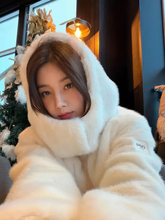 실내에서 크리미한 니트 톱으로 부드러운 매력을 발산하는 권은비의 모습이다. /사진=권은비 인스타그램