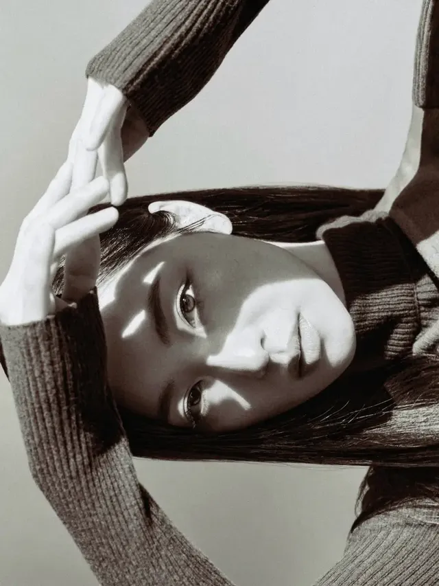 빛과 그림자 속에서 고요한 아름다움을 드러내는 전여빈의 흑백 니트 화보다. /사진=전여빈 인스타그램