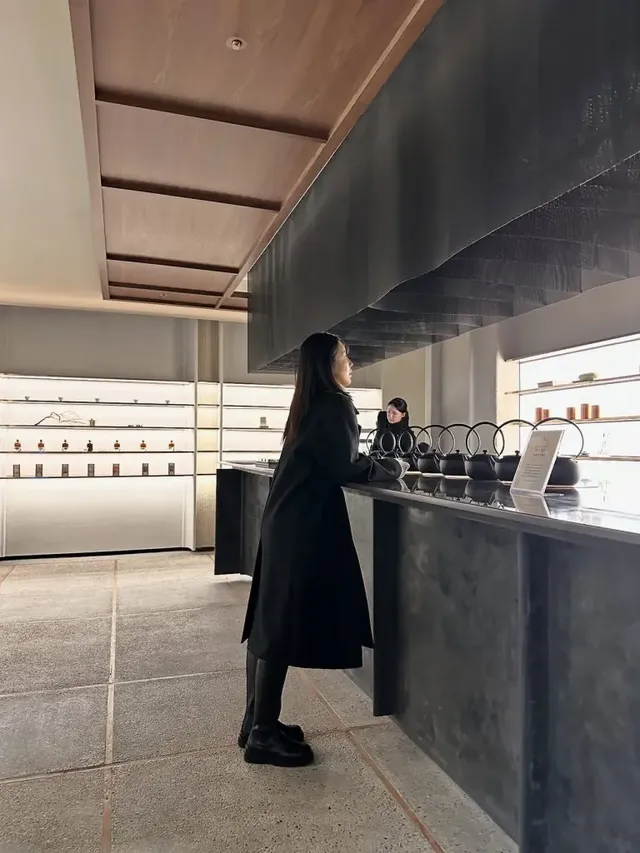 유다연이 실내에서 포근한 터틀넥 니트와 블랙 오버코트를 활용한 겨울 스타일링을 연출한다. /사진=유다연 인스타그램