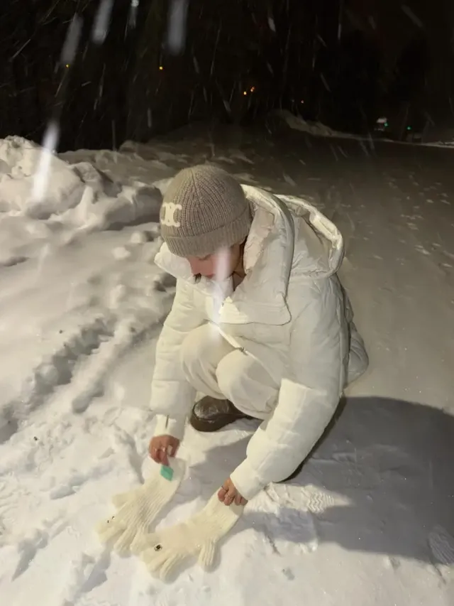 설원에서 눈을 만지며 즐거운 시간을 보내는 권은비의 활동적인 아웃도어 룩이다. /사진=권은비 인스타그램 