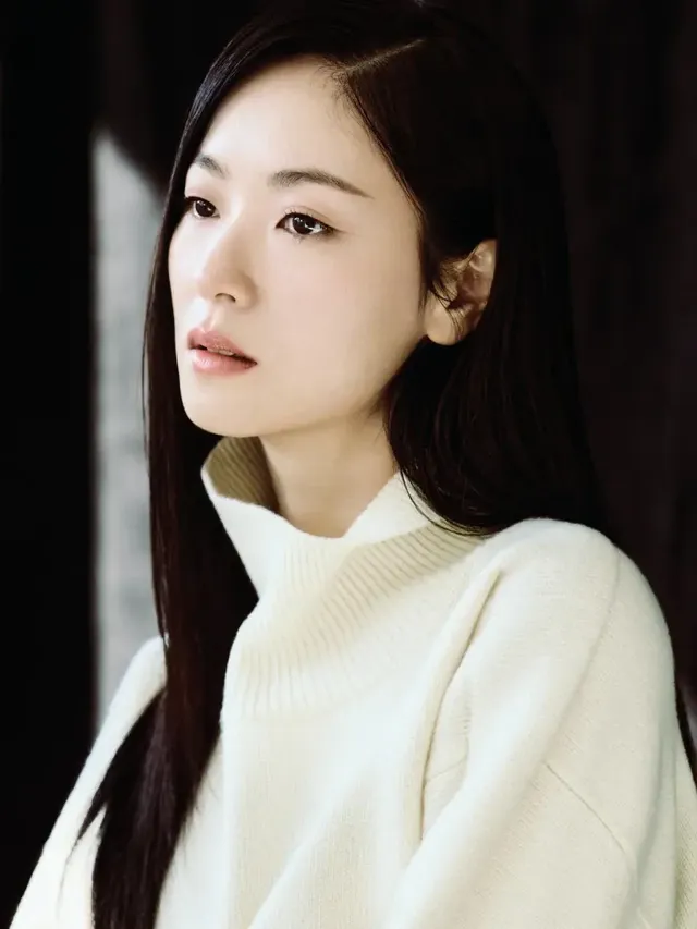 따뜻한 아이보리 니트를 착용하고 부드러운 겨울 감성을 표현하는 전여빈의 모습이다. /사진=전여빈 인스타그램 