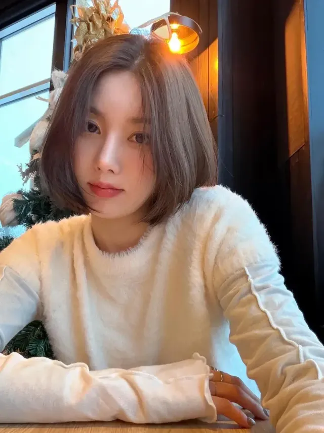 핀란드 산타마을에서 포착된 권은비의 올화이트 윈터룩 전체 모습이다. /사진=권은비 인스타그램