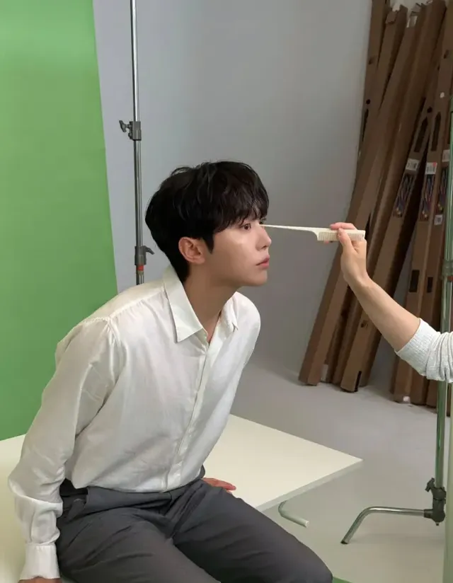 여유로운 핏의 화이트 셔츠와 그레이 슬랙스로 완성한 세련된 미니멀 무드. /사진=승관 인스타그램