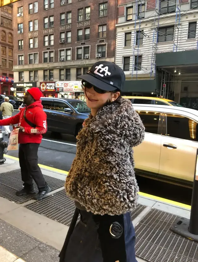 이호정이 뉴욕 타임스퀘어를 배경으로 모헤어 퍼 재킷을 입고 시크한 겨울 스트리트룩을 연출하고 있다. /사진=이호정 인스타그램