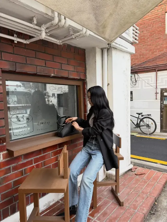 크리스마스트리를 배경으로 윤소희가 편안한 포즈를 취하며 일상을 공유하는 모습. /사진=윤소희 인스타그램