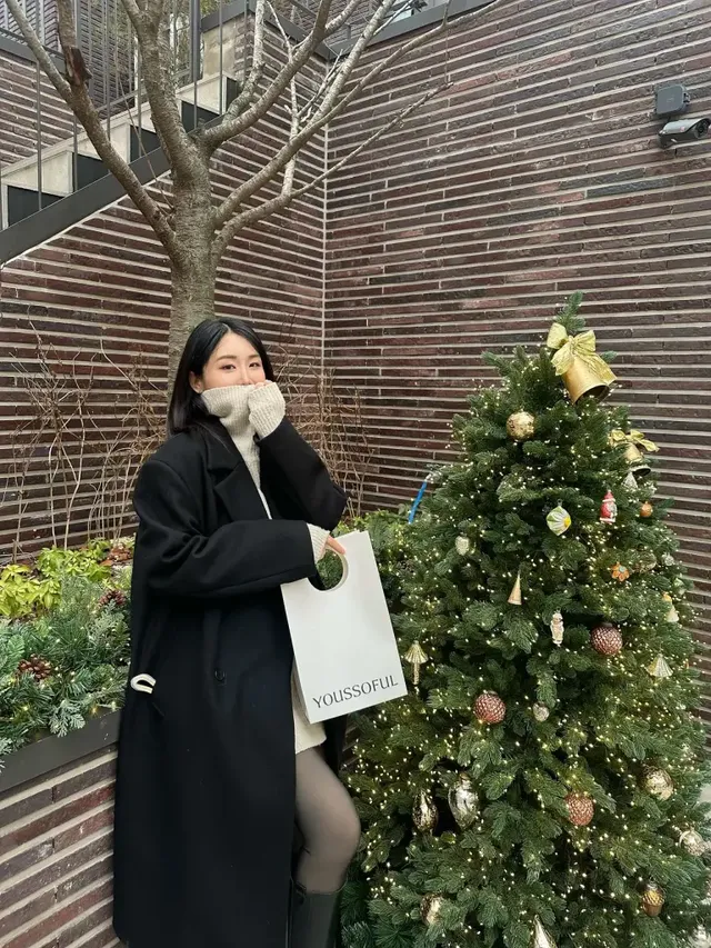 유다연이 한남동 골목을 배경으로 미니멀한 블랙 오버코트 패션으로 차분한 매력을 드러낸다. /사진=유다연 인스타그램