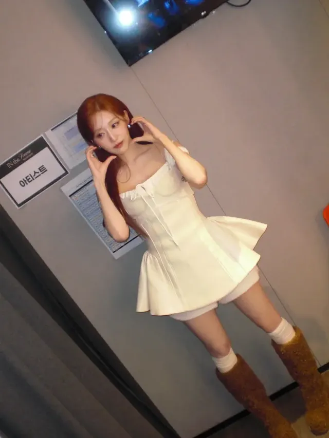 우아한 크림빛 코르셋 드레스와 오프숄더 디자인으로 페미닌한 매력을 선보이는 정예인의 모습이다. /사진=정예인 인스타그램