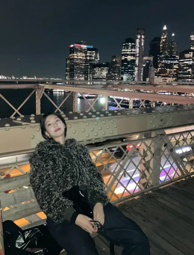 이호정이 브루클린 브리지에서 도시의 야경을 뒤로한 채 캐주얼하면서도 스타일리시한 모습을 선보이고 있다. /사진=이호정 인스타그램