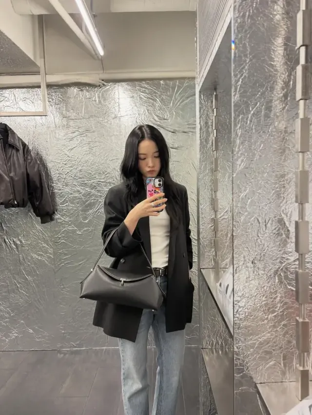 윤소희가 거리에서 휴대폰을 들고 있는 모습으로, 내추럴한 블랙 재킷 겨울 스타일링. /사진=윤소희 인스타그램