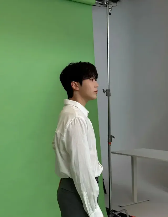 촬영장 한 켠에서 포착된 승관의 담백하고 깔끔한 화이트 셔츠 스타일. /사진=승관 인스타그램