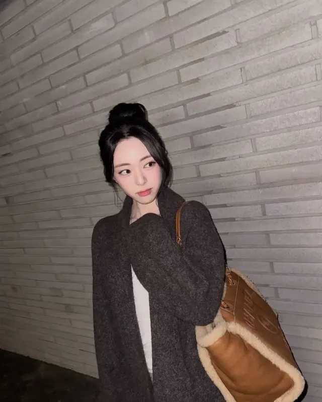 겨울 햇살 아래 포근한 브라운 니트 아우터로 세련된 겨울 감성을 드러내는 유나의 모습. /사진=유나 인스타그램