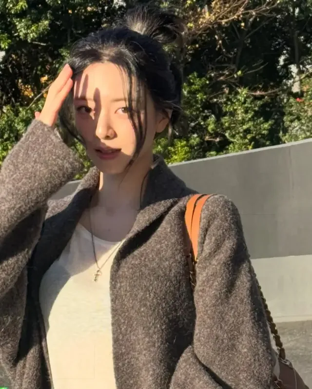 부드러운 니트 아우터와 베이지 팬츠로 완성한 톤온톤 레이어드 룩이 돋보이는 전신 스타일링. /사진=유나 인스타그램