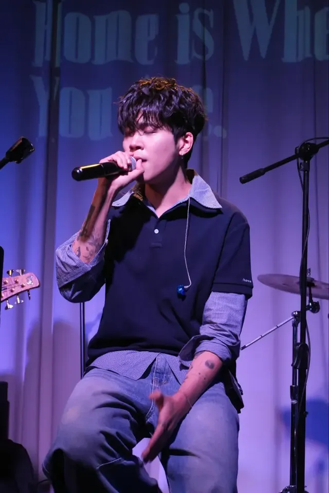 /사진=싱어송라이터 홈존이 두 번째 단독 콘서트를 성공적으로 마무리하며 음악적 스펙트럼과 독창적인 공연 연출을 제시했다. 특히 향기를 활용한 오감 체험형 무대가 관객들에게 깊은 인상을 남기며 새로운 공연 트렌드를 강조했다.