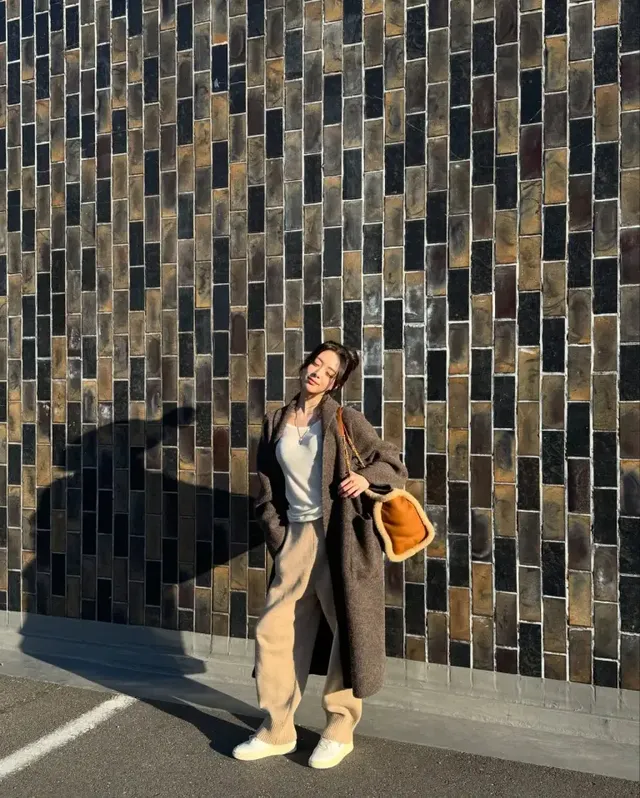 따뜻하고 트렌디한 겨울 데일리룩을 완벽하게 소화하며 패션 감각을 뽐내는 유나의 전경. /사진=유나 인스타그램