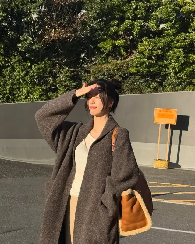 브라운 시어링 트리밍 빅 토트백으로 텍스처 포인트를 더하며 우아한 겨울 분위기를 연출하는 유나. /사진=유나 인스타그램
