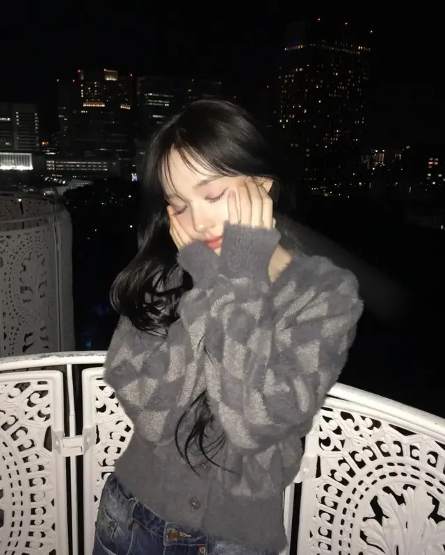 긴 소매의 아가일 카디건을 입고 손으로 얼굴을 감싼 채 부드러운 분위기를 연출하는 이즈나 유사랑. /사진=이즈나 인스타그램