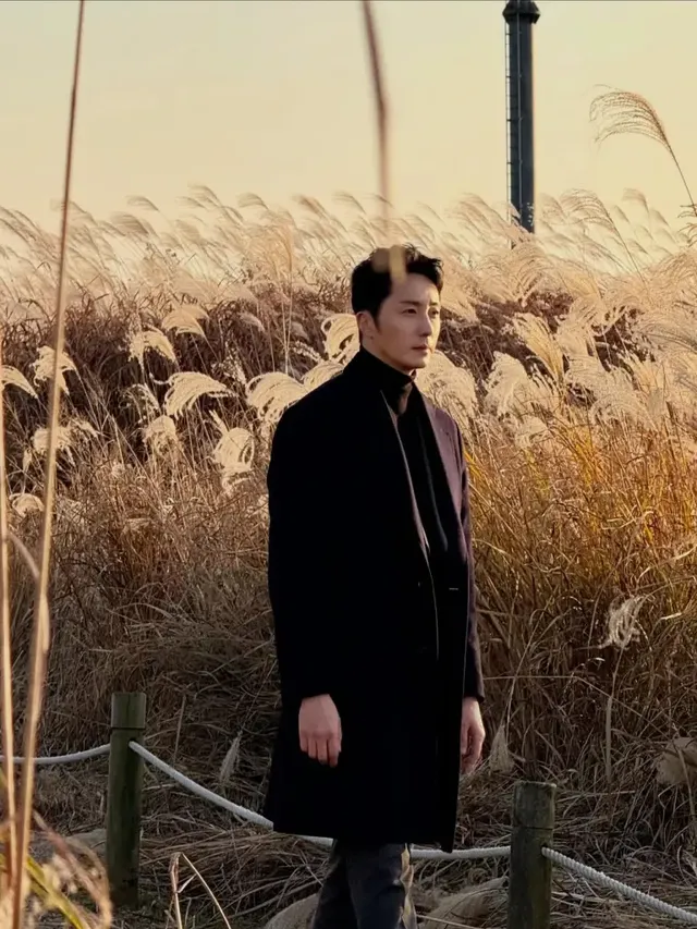 블랙 코트와 터틀넥 니트의 조합으로 클래식한 남성미를 드러낸 정일우. /사진=정일우 인스타그램