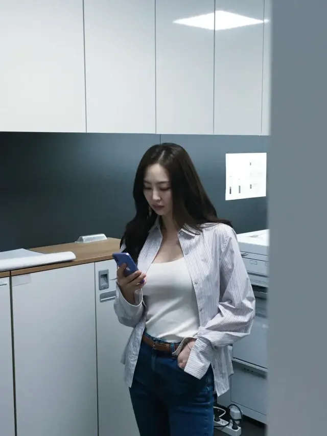 스마트폰을 든 자연스러운 포즈로 일상 속 편안함을 보여주는 다솜의 데일리 오피스 스타일. /사진=다솜 인스타그램