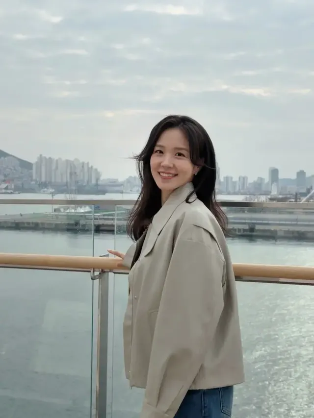 항구 풍경과 어우러지는 베이지 재킷 스타일로 자연스러운 매력을 강조한 장예원의 데일리룩. /사진=장예원 인스타그램