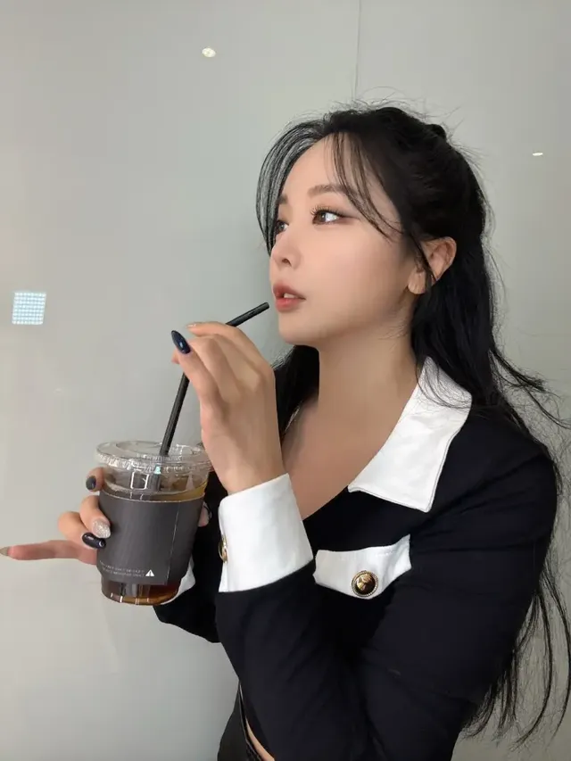 반묶음 헤어와 블랙 배색 톱으로 목선과 상체 실루엣이 자연스럽게 강조된 모습이다. /사진=홍진영 인스타그램