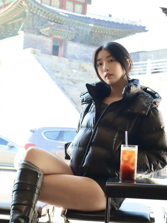 은은한 광택의 숏패딩과 그레이 크롭 톱으로 강조한 홍민하의 늘씬한 상체 라인. /사진=홍민하 인스타그램