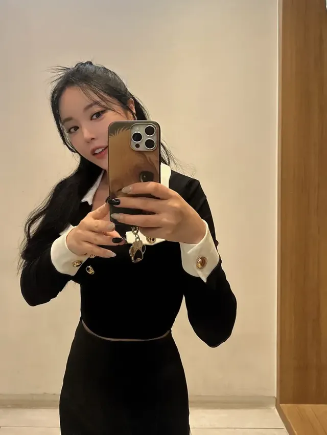 크롭 기장의 슬림 톱과 거울 셀카로 허리 비율과 또렷한 이목구비가 돋보인다. /사진=홍진영 인스타그램