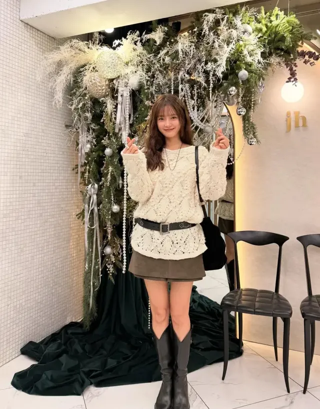 미니스커트와 웨스턴 부츠 조합으로 각선미를 살린 겨울 스타일링을 선보였다. /사진=고보결 인스타그램