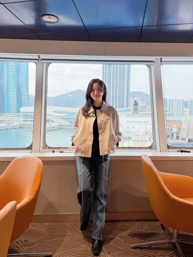 부산 선박 내부에서 따뜻한 베이지 재킷과 와이드 데님 팬츠를 매치하여 감각적인 겨울 여행룩을 선보인 장예원. /사진=장예원 인스타그램