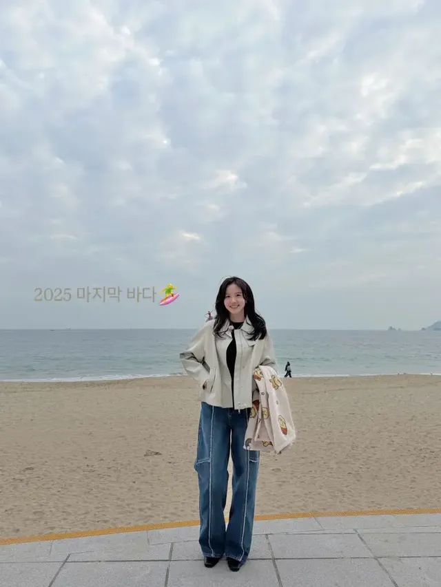 바다를 배경으로 여유로운 포즈와 편안한 미소로 시크한 겨울 패션을 완성한 장예원. /사진=장예원 인스타그램