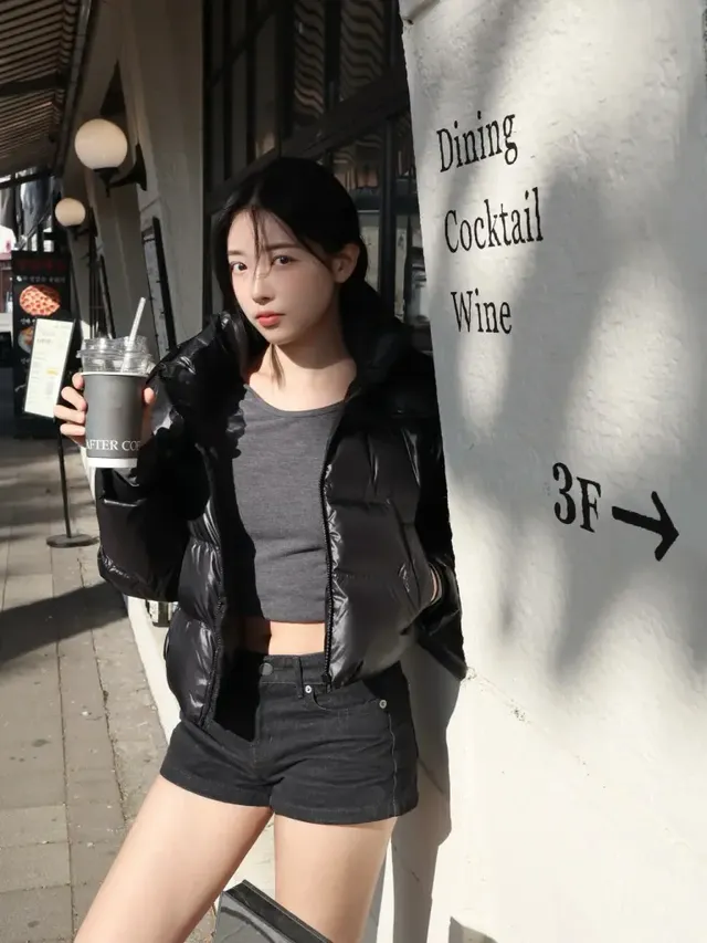 미니 쇼츠와 롱부츠로 완벽한 각선미를 드러낸 홍민하의 감각적인 겨울 스타일. /사진=홍민하 인스타그램