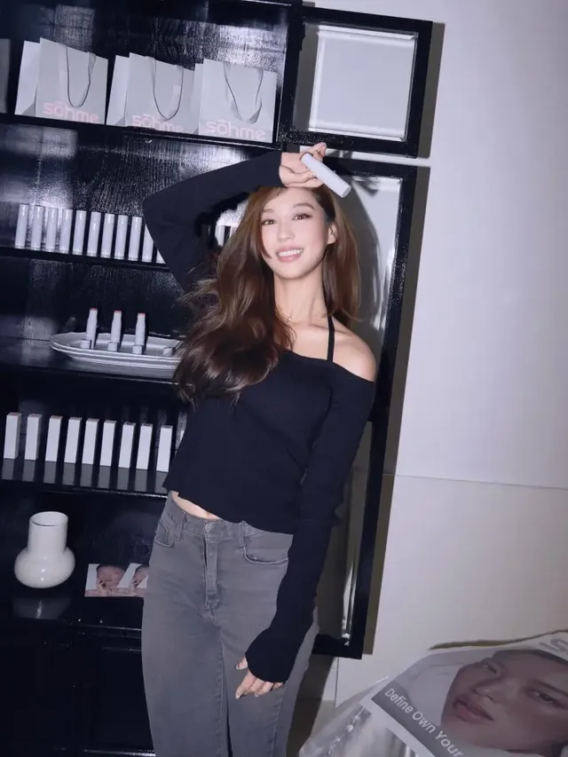 니트 톱과 데님의 대비 속에서 김희정의 곡선미와 여유로운 표정이 셀럽 아우라를 완성한다. /사진=김희정 인스타그램 