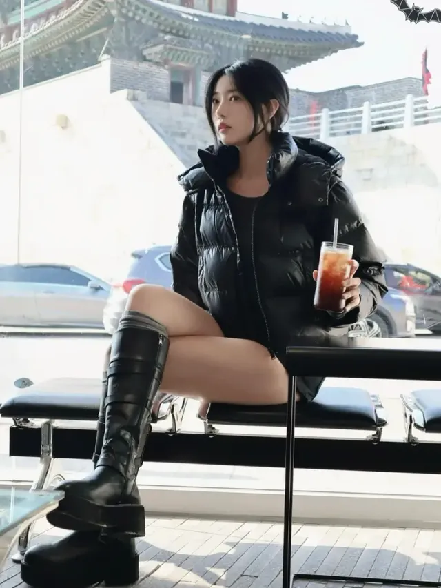 경복궁 담장이 보이는 도심 카페에서 포착된 홍민하의 시크한 블랙 숏패딩 겨울 시티룩. /사진=홍민하 인스타그램