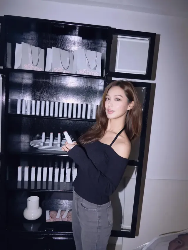 오프숄더 톱으로 쇄골과 어깨선을 강조하며 김희정 특유의 슬림한 상체 비율이 드러난다. /사진=김희정 인스타그램