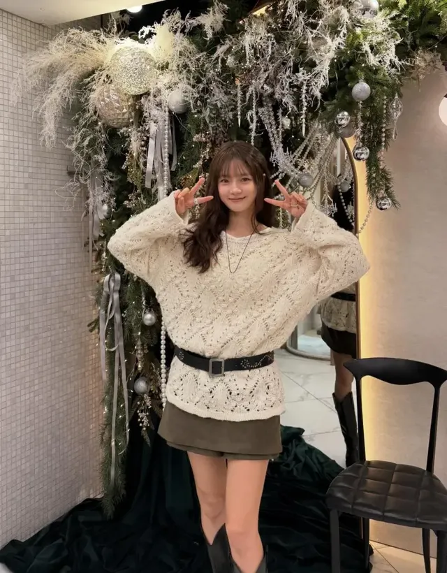 루즈한 아이보리 니트와 벨트 디테일이 허리선을 강조하며 여리한 실루엣을 완성했다. /사진=고보결 인스타그램