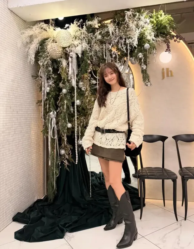 크리스마스 장식 앞에서 니트와 미니스커트로 완성한 고보결의 따뜻한 연말 데일리 룩이다. /사진=고보결 인스타그램