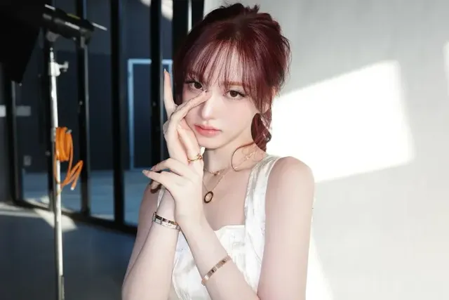 업스타일 헤어와 골드 주얼리로 목선과 팔선을 돋보이게 한 고혹적인 순간.아이브 리즈 인스타그램