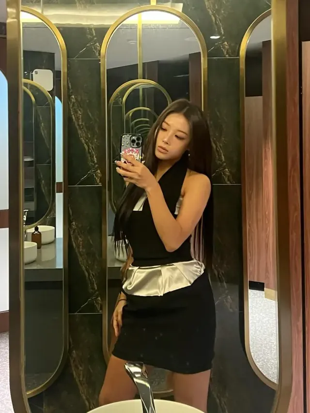 블랙 홀터 미니 드레스로 어깨와 각선미를 강조한 유빈의 도회적인 미러 셀카. /사진=유빈 인스타그램 