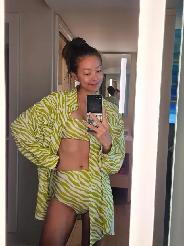 내추럴한 아름다움과 시크함을 동시에, 같은 패턴의 셔츠로 연출한 송해나의 감각적인 리조트웨어 스타일. /사진=송해나 인스타그램