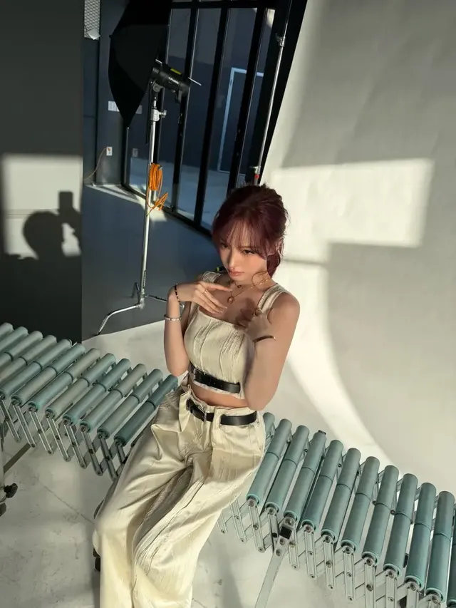 벨트 디테일 팬츠와 포즈로 군살 없는 허리·골반 라인을 드러낸 컷. /사진=아이브 리즈 인스타그램