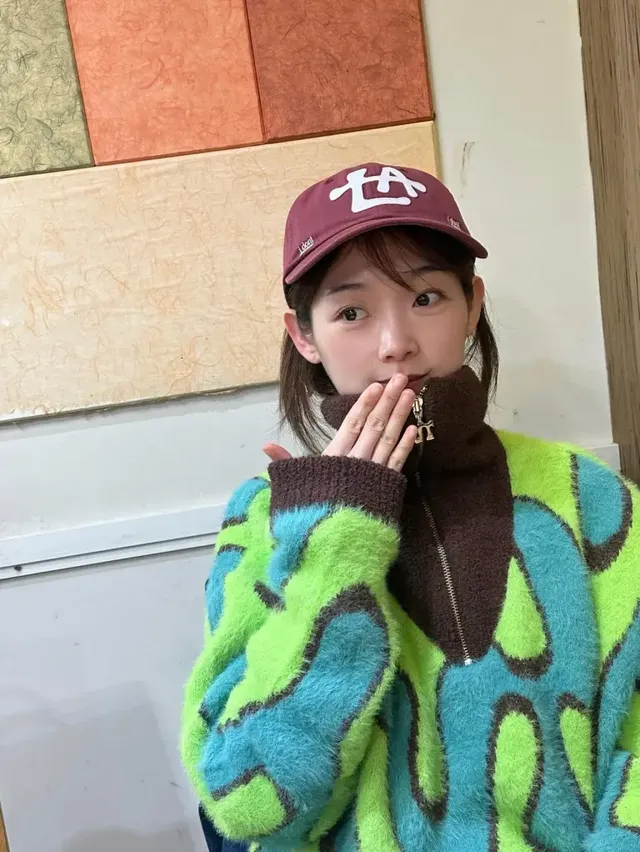 생기 넘치는 컬러 니트와 하이넥 디테일이 그녀의 가녀린 상체 비율과 사랑스러운 매력을 한껏 살린 겨울 캐주얼 스타일. /사진=이유미 인스타그램